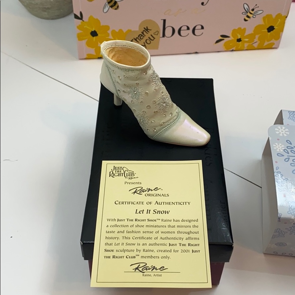 Raine JTRS miniature shoe collectible Let It Snow 90200 - rare item
